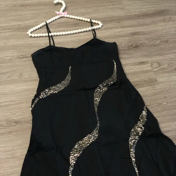 Elegant Black and Gold Women's Dress - Picture 2 of 9